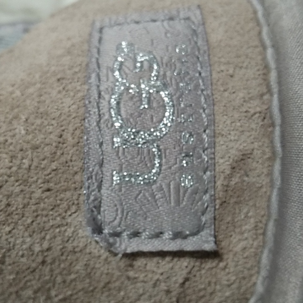 SALE! Auth UGG Silver Sequined Boots Gently Worn Sz.6 Can Fit Bigger (X-339) - Picture 4 of 8